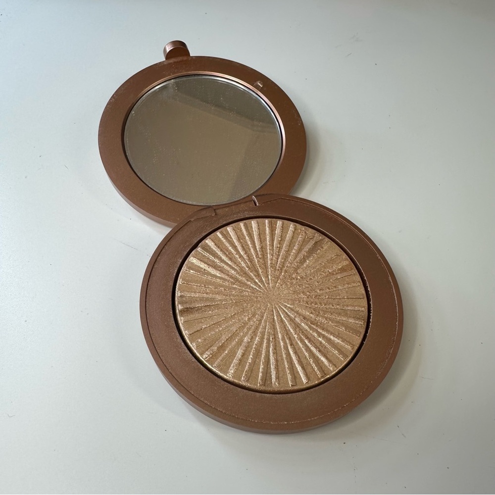 Estée Lauder Heat Wave Bronze Goddess Radiant Glow Highlighter in Gold